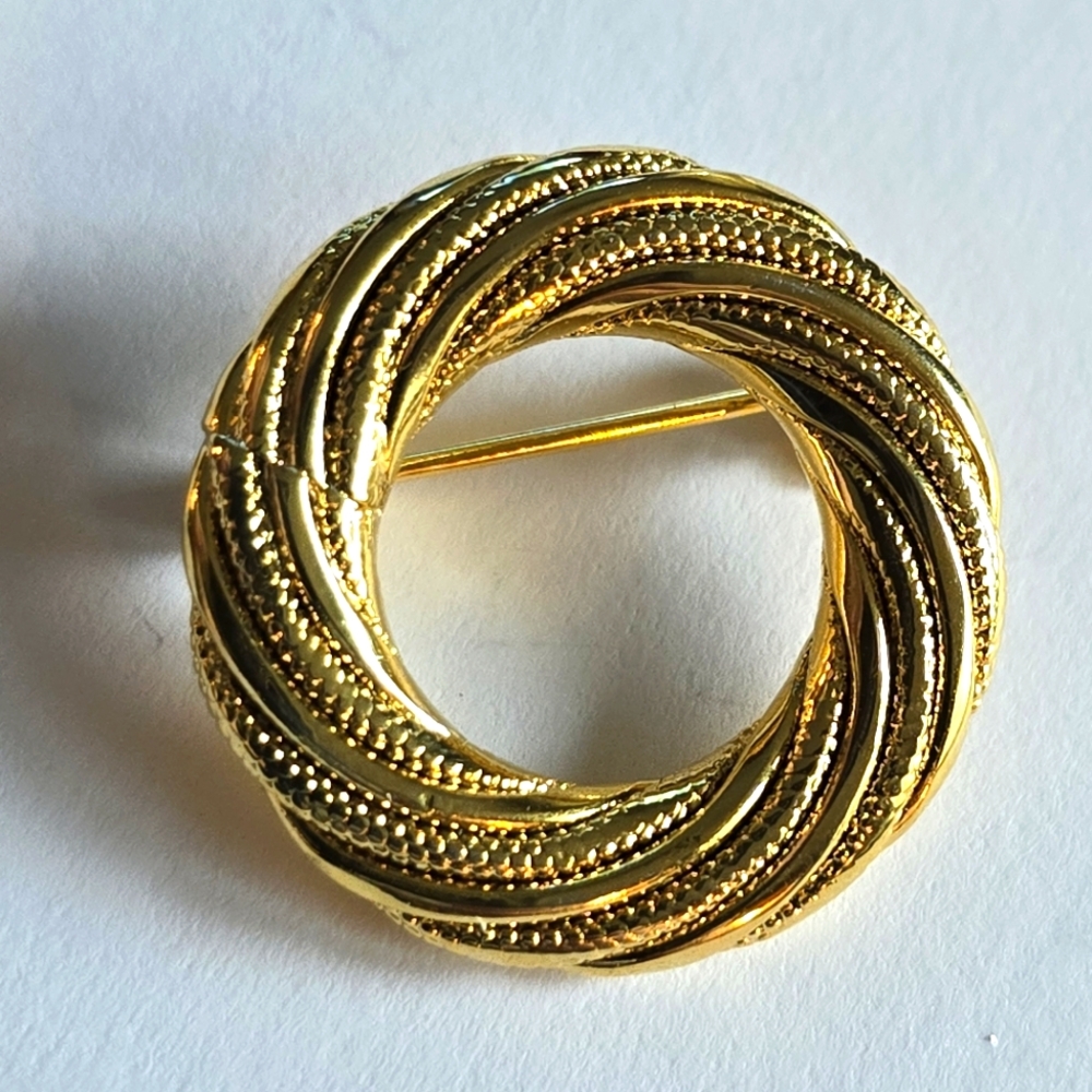 Vintage circle brooch small gold tone Pin open